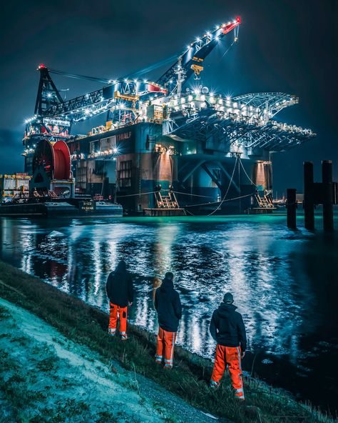 Work hard, dream big ⚓ Fack_photography © - Fack_photography Ship Captain Aesthetic, Captain Aesthetic, Tanker Ship, Work Hard Dream Big, Shipping Design, Oil Platform, Ship Captain, Diesel Mechanics, Oil Drilling