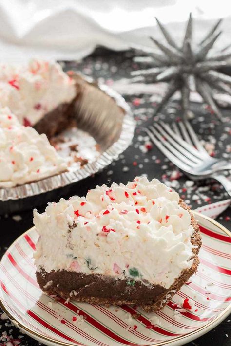 No Bake Candy Cane Pie - My Recipe Magic #Christmas #treats #easy #special No Bake Candy, Cranberry Pistachio Fudge, Peppermint Pie, Candy Cane Pie, Candy Cane Dessert, Fall Cookie Recipes, Chocolate Peanut Butter Fudge, Oreo Fudge, Christmas Pie