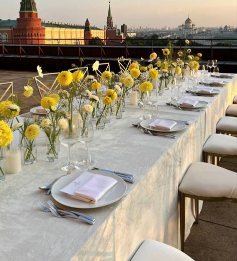 Yellow Themed Table Setting, Yellow And White Tablescape, Yellow Tablecloth Wedding, Yellow Dinner Party, Yellow Table Setting, Yellow Table Decor, Pale Yellow Weddings, Yellow Restaurant, Green Tablescape