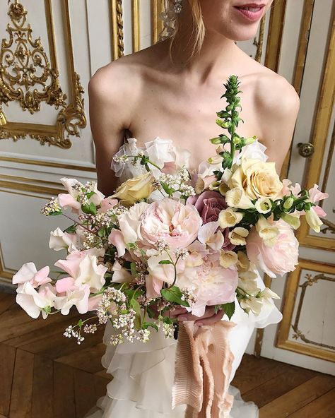 Modern Bridal Bouquets, Wedding Floral Centerpieces, Wedding Color Inspiration, Spring Wedding Flowers, Wedding Flowers Summer, Wedding Flower Girl, Modern Bridal, Wedding Bridal Bouquets, Blush And Gold