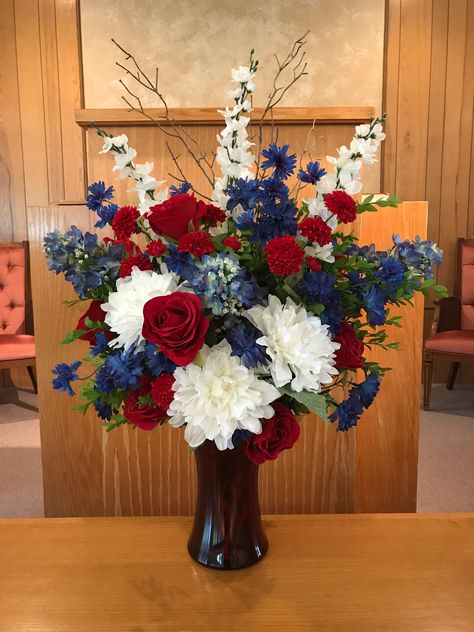 Patriotic Flower Arrangements, Diy Mums, Blue Flower Arrangements, Patriotic Flowers, Gravesite Decorations, July Flowers, Floral Design Classes, Oscars After Party, Large Flower Arrangements