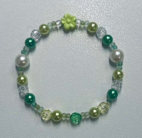 A cute green and white floral themed bracelet.   - Great to gift as a present! - Gelang Manik, A Present, Pearl Shell, Green And White, White Green, Pearl Bracelet, Etsy App, Selling On Etsy, Beaded Bracelets