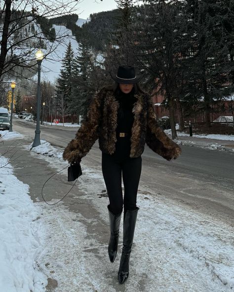 Aspen 🤎 | Instagram Cute Mountain Outfits, Aspen Outfit Winter, Ski Trip Outfit, Mountain Fashion, Apres Ski Outfits, Fur Outfit, Ski Style, Kelsey Merritt, Colorado Outfits