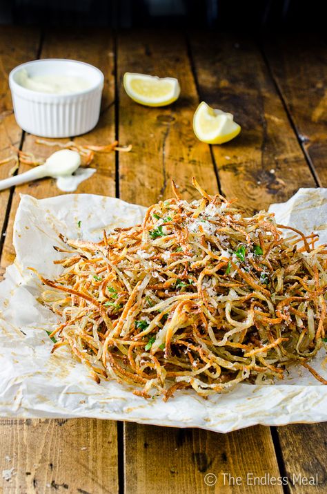 Baked Parmesan Rosemary Shoestring Fries with Lemony Garlic Mayo Shoestring Fries, Garlic Mayo, God Mat, Vegetable Dishes, Potato Recipes, The Endless, Vegetable Recipes, Guacamole, Good Eats