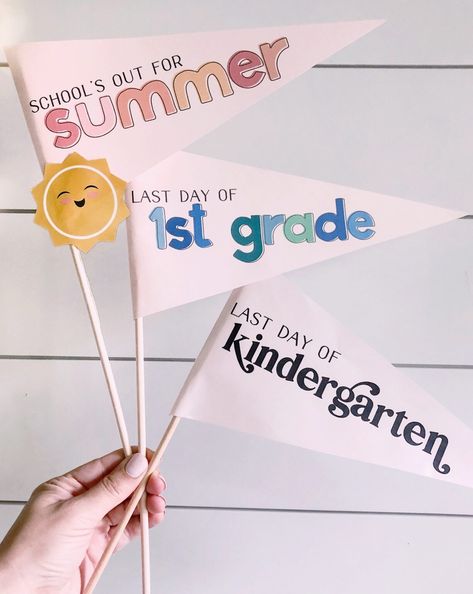 School Years Scrapbook, Last Day Of School Pennant, Back To School Pennants Free Printable, Printable Pennant Flag, Last Day Of School Picture Ideas, Last Day Of School Decorations, Last Day Of School Printable Free, Last Day Of School Sign Printable Free, Last Day Of School Gifts For Kids