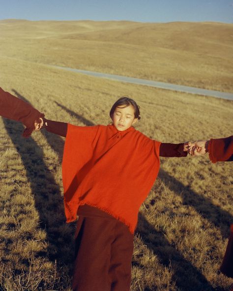 Poetic Photo, Chinese Background, Meaningful Pictures, Feminine Elegance, Hooded Poncho, Photo Series, Human Connection, Women Artisans, Second World