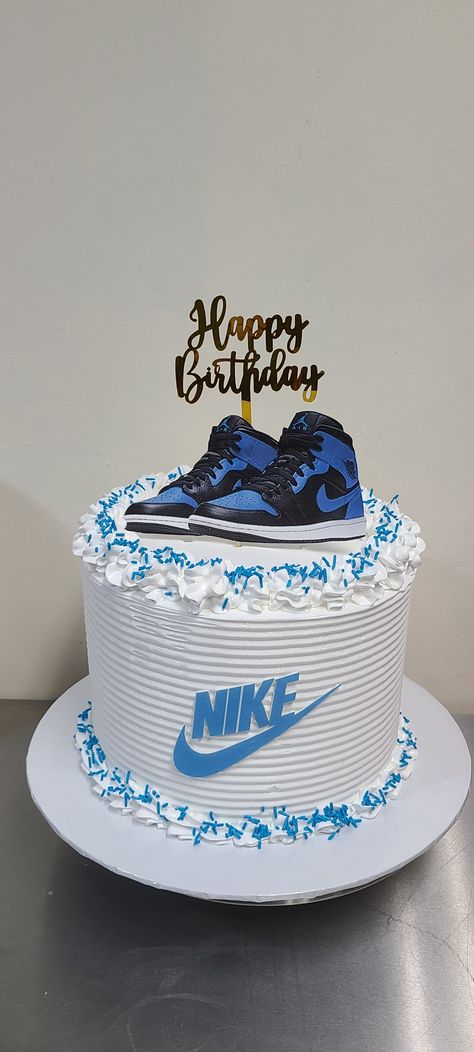 Bolo Do Barcelona, Nike Cake, Cakes For Teenagers, Jordan Cake, Basketball Birthday Cake, 19th Birthday Cakes, 14th Birthday Cakes, 15th Birthday Cakes, 17 Birthday Cake