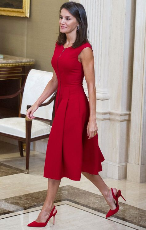 Queen Leticia, Outfits For Spain, Winter Fashion Outfits Casual, Letizia Of Spain, Queen Dress, Queen Letizia, Fashion Attire, Red Prom Dress, Classic Outfits