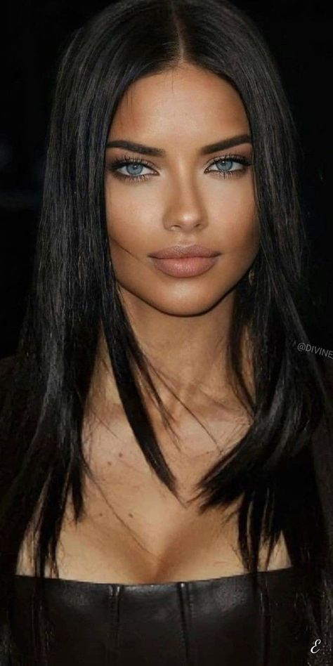 Divine Women, Adriana Lima Style, Black Hair Blue Eyes, Makeup Transformation, Adriana Lima, Looks Chic, Pretty Makeup, Beauty Face, Beautiful Eyes