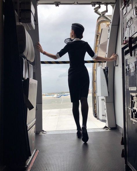 Flight Attendant Humor, Become A Flight Attendant, Stewardess Uniform, Flight Attendant Fashion, My Future Job, Airplane Photography, Flight Attendant Life, Vision Board Images, Vision Board Pictures