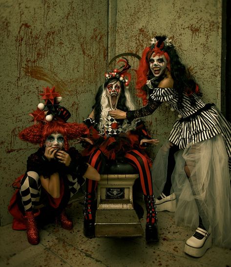 Creepy Clown Girl, Haunted House Outfit, Scary Carnival, Haunted Carnival, Creepy Clowns, Creepy Carnival, Killer Clown, Dark Circus, Creepy Costumes