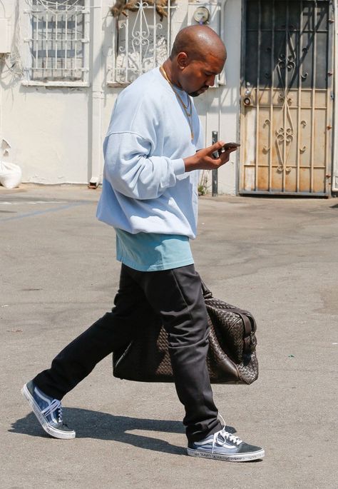 Kanye-West-Bottega-Veneta-bag-Vans-sneakers-3 Vans Old Skool Outfit Men, Vans Old Skool Outfit, Kanye West Photo, Vans Old Skool Navy, Vans Outfit Men, Kanye West Outfits, Kanye Fashion, Kanye West Style, Converse Outfit