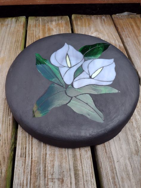 Calla Lily Garden, Stained Glass Stepping Stones, Glass Stepping Stones, Mosaic Stepping Stone, Glass Patio, Cat Stain, Concrete Stepping Stones, Cement Garden, Sunflower Hearts