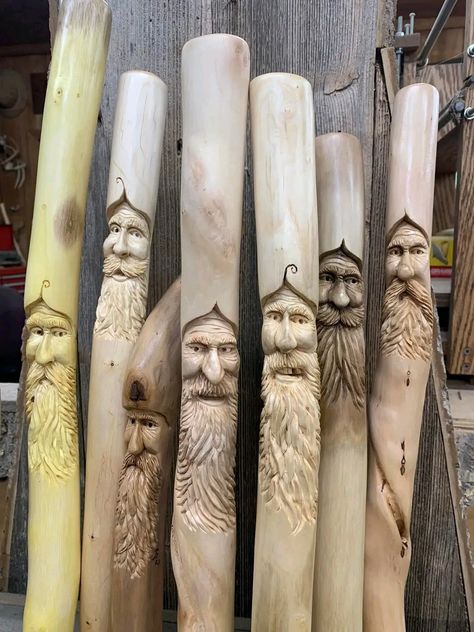 Whittling Patterns, Wood Carving Art Sculpture, Handmade Walking Sticks, Wood Spoon Carving, Wood Carving Faces, Hand Carved Walking Sticks, Wood Art Diy, Santa Carving, Simple Wood Carving