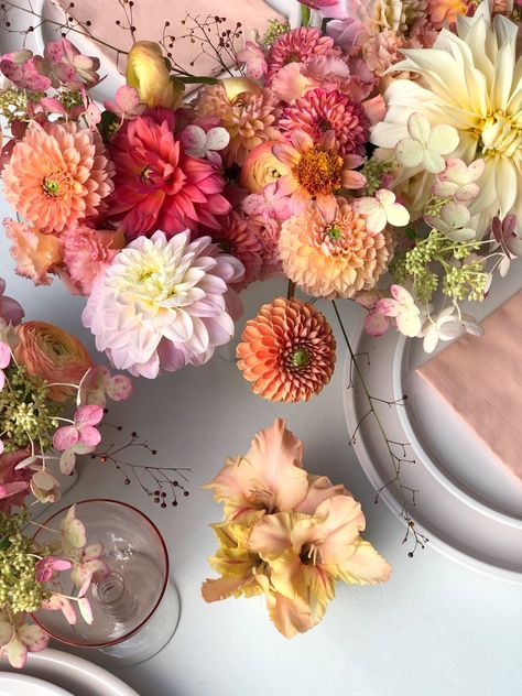 Dahlia Table - Ashley Fox Designs Wedding Flowers Minnesota Dahlia Centerpiece Wedding, Dahlia Centerpiece, Marigold Wedding, Dahlia Wedding, Dahlias Wedding, Wedding Flower Guide, Colorful Wedding Flowers, Sweetheart Table Wedding, Cotswolds Wedding