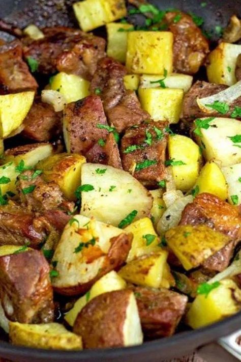 Roasted Steak and Potatoes is easy to make in one skillet. This is a quick weeknight dinner recipe. Roasted Steak, Beef Cubes, Roast Steak, Steak And Potatoes, Steak Potatoes, One Skillet Meals, Beef And Potatoes, Steak Dinner, Idee Pasto Sano