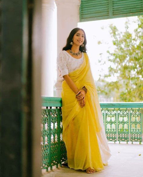 Saree Ideas For Haldi, Blouse Ideas For Cotton Saree, Pujo Saree Look, Simple Saree Look For Pooja, Yellow Saree With White Blouse, Yellow And White Saree, Saree For College Function, Haldi Saree Look, Pujo Look