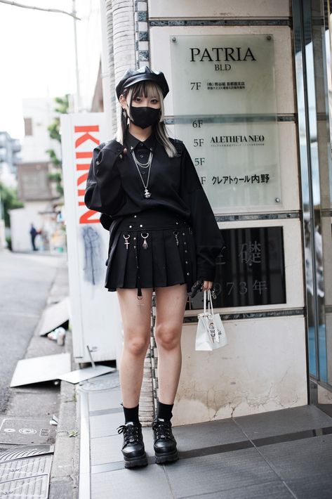 Japanese Street Fashion Women, Goth Aesthetic Outfit, Japanese Goth, Japanese Alternative Fashion, Parisian Outfits, Japan Fashion Street, Light Fashion, Harajuku Fashion Street, Jirai Kei