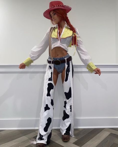 Jessi Costume Toy Story Diy, Jesse Toy Story Costume Women, Jesse From Toy Story Costume, Jessy Toy Story Costume Woman, Disfraz Jessie Toy Story, Diy Jessie Toy Story Costume Women, Jesse Halloween Costume, Jesse Costume Toy Story, Toy Story Costume Ideas