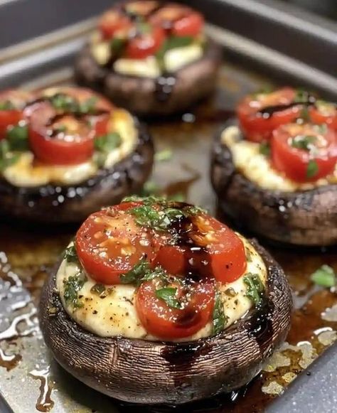 Las mejores recetas de Nery 😋☺️ | Portobellos rellenos de mantequilla de ajo caprese | Facebook Portobello Mushroom, Portobello, Garlic Butter, Unsalted Butter, 1 Cup, Garlic Cloves, Garlic, Stuffed Mushrooms, Cherry