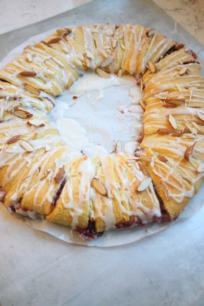 Crescent Roll Wreath, Raspberry Cream Cheese Danish, Almond Danish, Crescent Roll Pastry, Raspberry Danish, Oven Cooked Bacon, Almond Frosting, Cream Cheese Danish, Danish Christmas