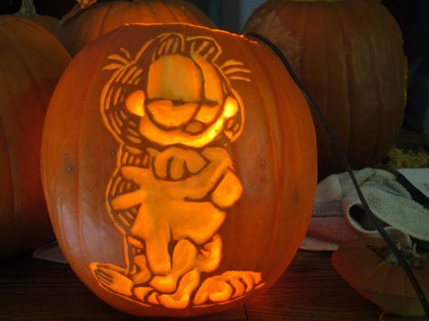 garfield carved pumpkin Garfield Pumpkin Carving, Garfield Pumpkin, Carvings Designs, Pumpkin Pumpkin Carving, Halloween Pumpkins Carvings Designs, Funny Pumpkin Carvings, Cute Pumpkin Carving, Halloween Pumpkin Carving Stencils, 90s Fashion Outfits Hip Hop Party