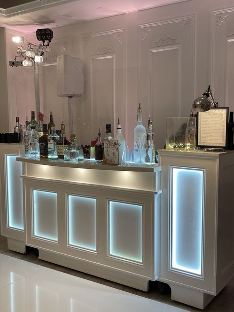 Diy Portable Bar, Mobile Bar Name Ideas, Portable Bar Table, Event Venue Spaces, Reception Bar, Bar Counter Design, Bicycle Decor, Home Bar Rooms, Portable Bar