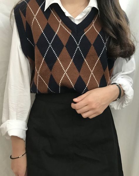 Sleeveless Sweater Vest Outfit, Dark Academia Outfit Winter, Ootd Hijab Casual Outfit Ideas, Dark Academia Outfit Aesthetic, Dark Academia Fashion Women, Academia Outfits Aesthetic, Dark Academia Aesthetic Outfit, Sleeveless Sweaters, Sweater Vest Outfit