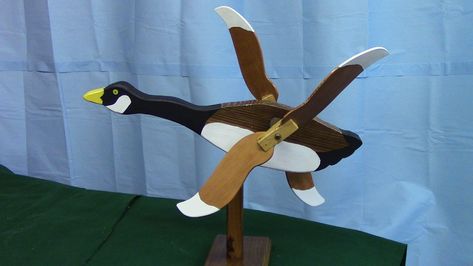 Construction of a Goose whirligig out of wood. The "wings" spin in opposite directions when the wind blows.  Many typical whirligigs are made in this way. Diy Whirligig, Flying Goose, Whirligigs Patterns, When The Wind Blows, Wooden Cart, Power Animal, Flying Geese, Wind Power, Best Diy