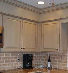 Sofit idea Hide Kitchen, Soffit Ideas, Kitchen Soffit, Серая Кухня, Above Kitchen Cabinets, Crown Moldings, Hidden Kitchen, Cabinets Ideas, Diy Backsplash