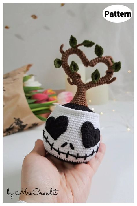 Amigurumi Skull Planter Crochet Pattern Chainmail Tutorial, Planter Crochet, Crochet Skull Patterns, Heart Plant, Skull Planter, Homemade Ideas, Crochet Skull, Crochet Teddy Bear Pattern, Crochet Halloween