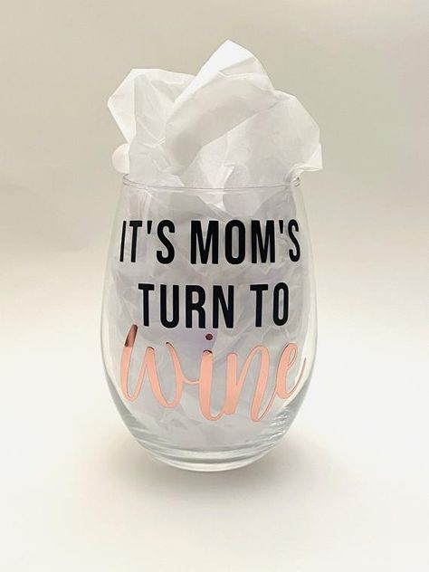 Mothers Day Gifts With Cricut, Mom Cricut Gifts, Mom Wine Glass Sayings, Mother’s Day Cricut, Cricut Mothers Day Gifts To Sell, Mothers Day Cricut Projects, Mothers Day Gifts Cricut, Mothers Day Cups, Cricut Birthday Gifts