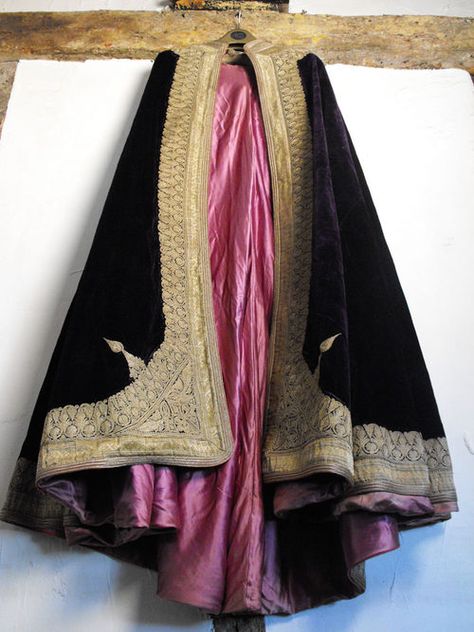 Embroidered Cloak, Algerian Clothing, Emperors New Clothes, Period Outfit, Antique Clothing, Cloak, Classy Dress, Historical Clothing, Traditional Dresses