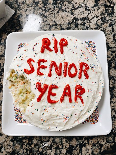 Senior Year Planning, Cakes Pretty, Cakes Creative, Senior Year Things, Senior Year Fun, Ugly Cakes, Senior Year Of High School, Graduation Party Planning, Funny Birthday Cakes