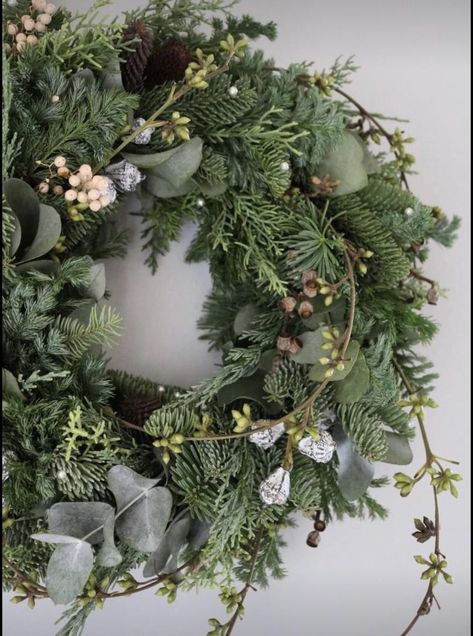 Nordic Christmas Decorations, Advent Wreath Diy, Homemade Christmas Wreaths, Pretty Christmas Decorations, Christmas Wreaths & Garlands, Christmas Entertaining, Christmas Floral Arrangements, Xmas Deco, Christmas Door Wreaths