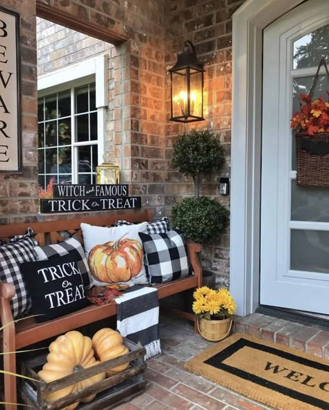 Porch Fall Decor, Fall Front Door Decor, Halloween Porch Decorations, Halloween Tattoo, Fall Front Porch Decor, Fall Front Door, Fall Thanksgiving Decor, Fall Deco, Autumn Decorating