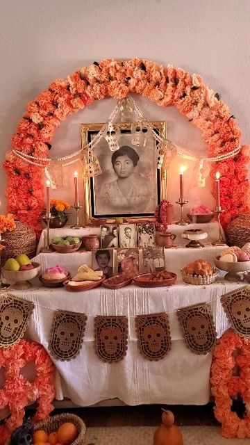 Ofrenda Ideas For Pets, Ancestral Altar Ideas, Wedding Ofrenda, Dia De Los Muertos Altar Ideas Diy, Simple Ofrenda Ideas, Diy Ofrenda Alter, Dia De Los Muertos Party Ideas, Mexican Halloween, Dia De Los Muertos Decorations Ideas