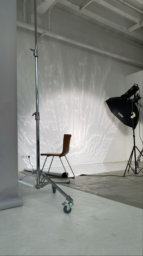 Photoshoot Studio Setup, Photography Studio Decor, Studio Lighting Setups, Photography Studio Setup, Photography Lighting Setup, Light Setup, Mode Editorials, Studio Photography Lighting, Foto Tips