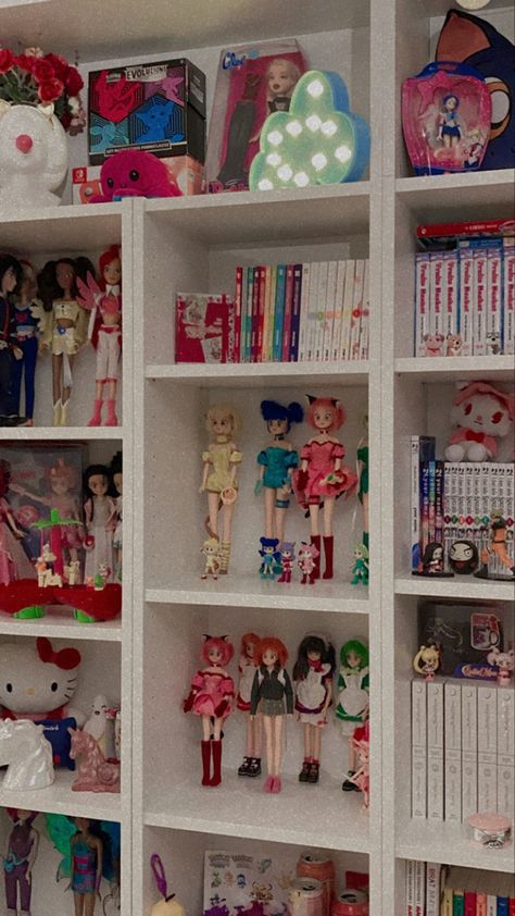 Tokyo Mew Mew Dolls by Giochi Preziosi Doll Shelves Display, Doll Display Ideas Shelves, Doll Shelf Display, Doll Display Ideas, Doll Collection Display, Collectors Room Ideas, Manga Shelving, Pink Shelf, Doll Shelf