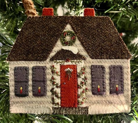 Homespun Fabric Projects, Fabric House Ornaments, Wool Ornaments Christmas, Wool Applique Christmas Ornaments, Wool Applique Patterns Free, Christmas Wool Applique Patterns, Felt House Ornaments, Wool Applique Patterns Templates, Felt Applique Ideas