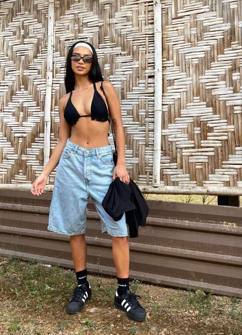 Festival Outfits With Shorts, Jorts Outfit Idea Festival, Jorts Festival Outfit Aesthetic, Festival Outfit Jorts, Long Cargo Shorts Outfits Women, Casual Rave Outfits Summer, Casual Festival Outfit Summer, Outfit Festival Verano, Baja Beach Fest Outfits