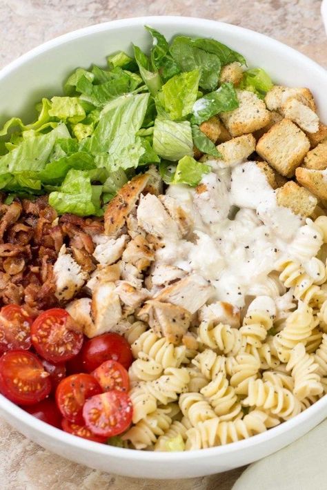 Creamy Caesar Salad, Homemade Caesar Salad, Chicken Caesar Salad Recipe, Homemade Caesar Salad Dressing, Homemade Caesar, Chicken Caesar Pasta Salad, Plats Healthy, Pasta Chicken, Fitness Recipes