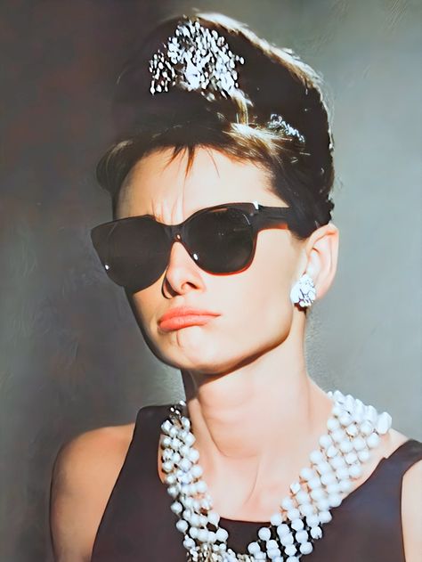 Audrey Hepburn Glasses, Audrey Hepburn Pfp, Breakfast At Tiffanys Aesthetic, Audrey Hepburn Tiffany, Audrey Hepburn Eyes, Breakfast At Tiffany's Aesthetic, Audrey Hepburn Breakfast At Tiffanys, Breakfast At Tiffany's, Breakfast At Tiffanys