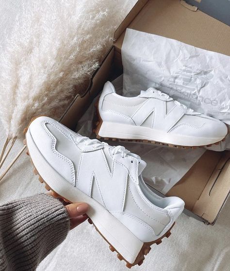 Real Sneakers 👟 sur Twitter : "New Balance 327 White Moonbeam https://t.co/NHI2v1MoRr" / Twitter New Balance 327 White, Sneakers 2022, New Balance Outfit, Basket Style, New Balance 327, Walk In My Shoes, Tennis Fashion, White Sneakers Women, Winter Sneakers