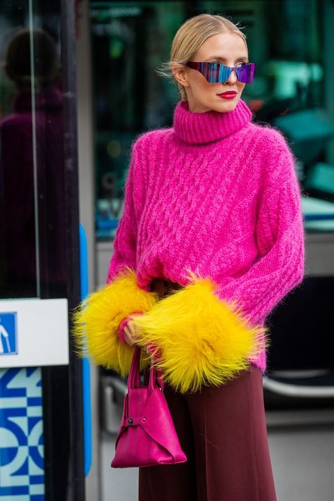 Ora non avrete più scuse per non comprare ( e indossare) un maglione fucsia Fucsia Outfit, Winter Sweater Outfits, Thick Sweater, City Fashion, Spring Wear, Vogue Germany, Autumn Street Style, Fashion Autumn, Beautiful Knitting