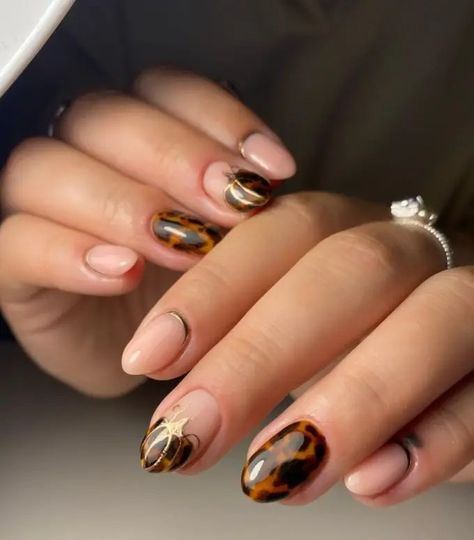 Fall Nails Ideas Pumpkin, Brown Pumpkin Nails, Short Fall Manicure, Pumpkin Nails Designs, Orange Brown Nails, Brown Halloween Nails, Minimalist Halloween Nails, Autumn Short Nails, Black And Brown Nails