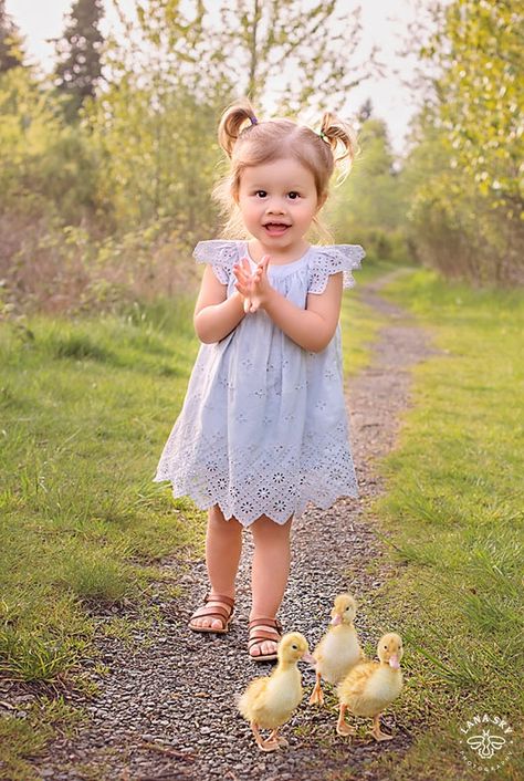 Easter Pictures With Chicks, Baby Duck Photoshoot, Duckling Photoshoot, Duckling Pictures, Baby Chicks Photography, Family Photos Ideas, Easter Baby Photos, Easter Pics, Easter Mini Session