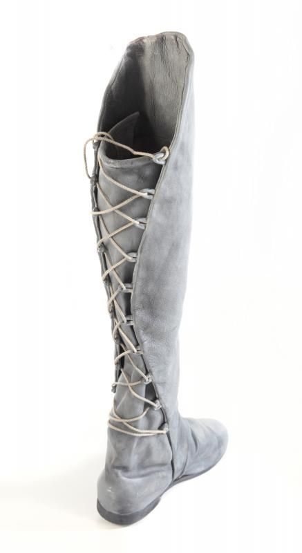 Arwen boots.  Anyone know where you can purchase Arwen boots like these?  I can't even find them online. Diy Leather Armor, Elven Shoes, Warrior Boots, Arwen Costume, Fantasy Boots, Wrap Boots, Fantasy Costumes, Flat Boots, Fantasy Clothing