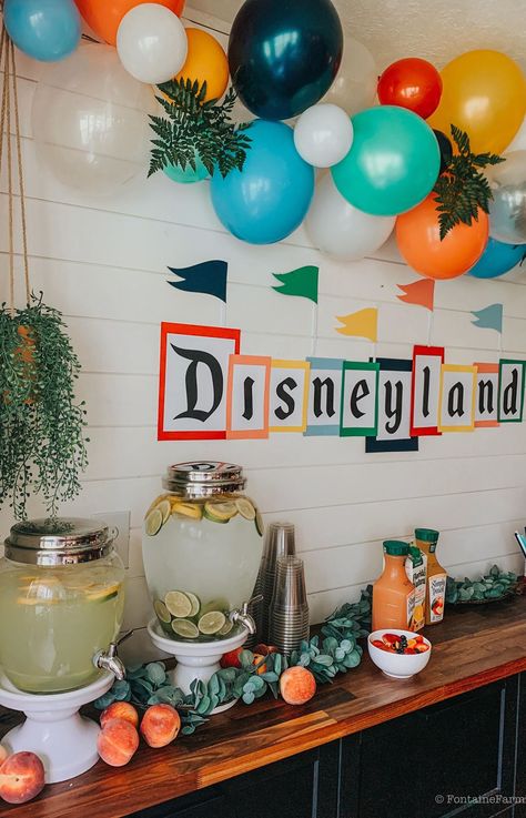 Vintage Disneyland Party, Disneyland Sign, Disneyland Party, Disney Party Decorations, Themed Gender Reveal, Deco Disney, Disneyland Birthday, Disney Birthday Party, Disney Theme Party