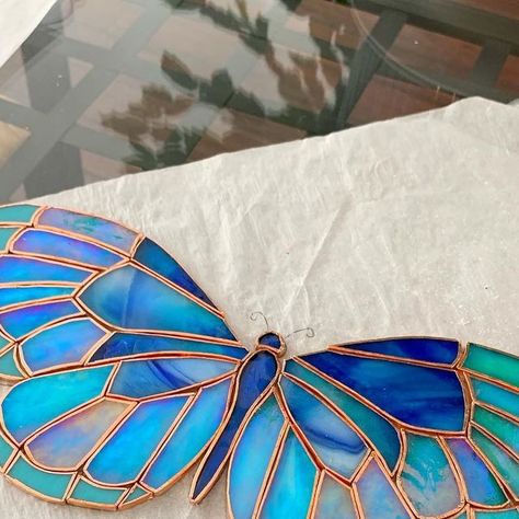 Stained Glass Butterfly Pattern, Easy Stained Glass Projects, Wire Projects, Winter Wonderland Decorations, Stained Glass Patterns Free, Mosaic Animals, Stained Glass Butterfly, Stained Glass Decor, Stained Glass Suncatchers